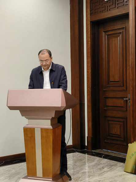 吉林省森林康养产业协会副会长刘万民宣读有关文件