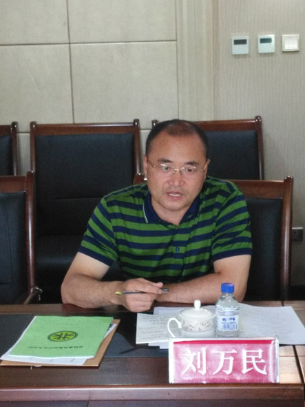 森林公园总经理刘万民介绍情况,回答质询,表态发言